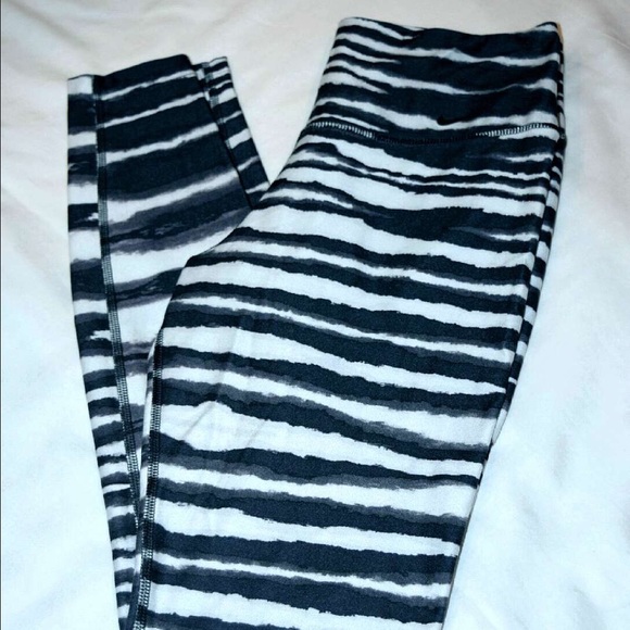 NIKE Legend Tiger-Striped Dri-FIT Leggings