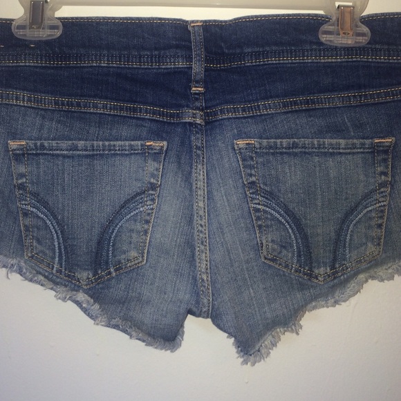 Hollister light wash shorts!! size 3. - Picture 3 of 3