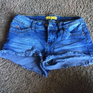 Cute fringe jean shorts !