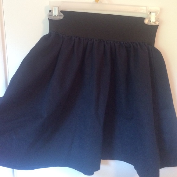 Dark blue skirt!! never worn. size small. - Picture 3 of 3