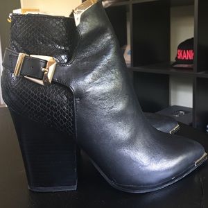 Never been worn - Aldo's heels snakeskin & Gold