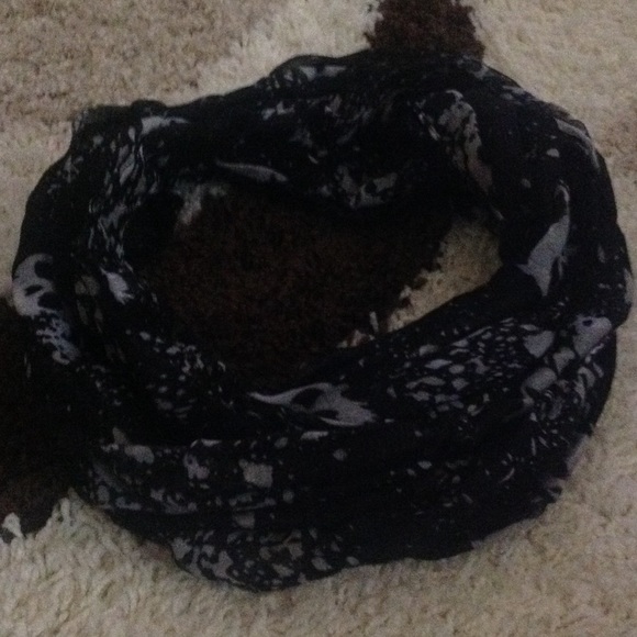Black skull printed scarf