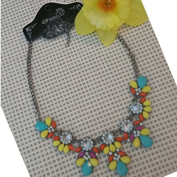 NEW LISTING*COLORFUL RESIN STATEMENT NECKLACE