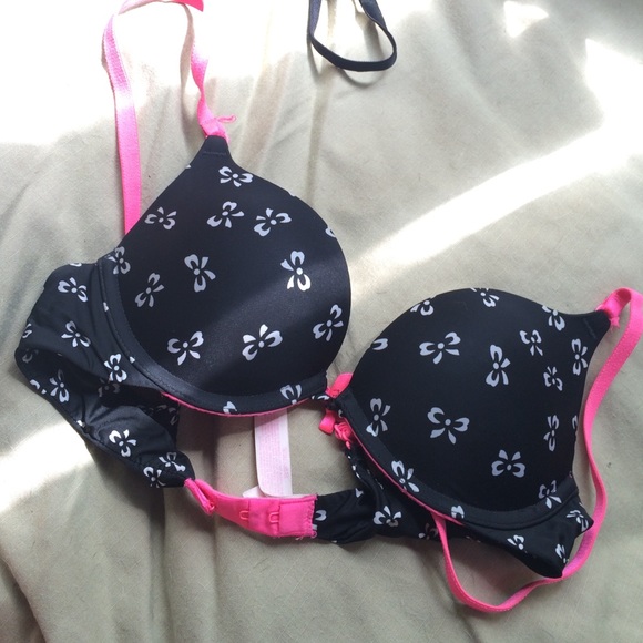 32-A Victoria Secret Push Up Bra