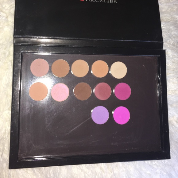 Eyeshadow set w/magnetic case barely used