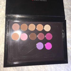 Eyeshadow set w/magnetic case barely used