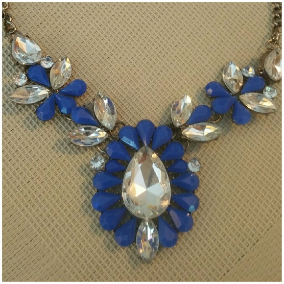 NEW LISTING*BEAUTIFUL CHUNKY STATEMENT NECKLACE - Picture 2 of 2
