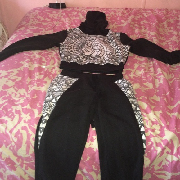 Matching crop top hoodie with joggers 😏