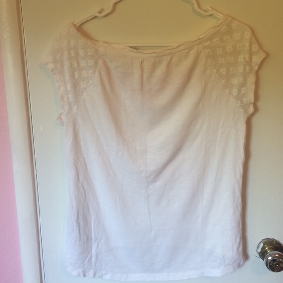 Hollister white with Coral flower shirt! XS - Picture 3 of 3