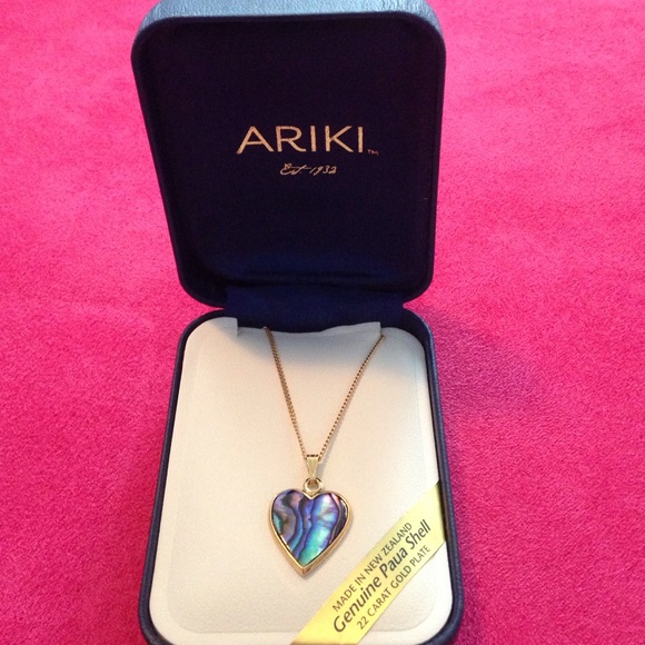 Never worn Ariki gold heart necklace