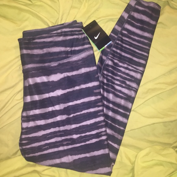 NWT Nike leggings (L)