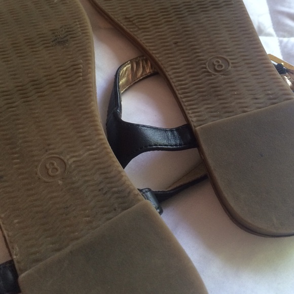 Black buckle sandals! size 8 - Picture 2 of 3