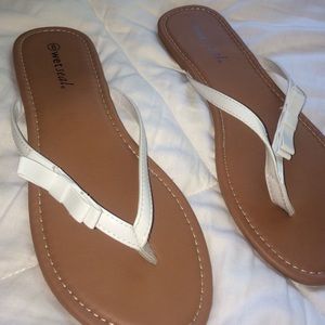White bow sandals!! size 9!