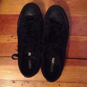 Black low top chuck Taylor converse 7.5