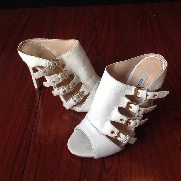 Women's Guess Clarie Buckle Pumps- Sz 5 (M) Used - Picture 1 of 4