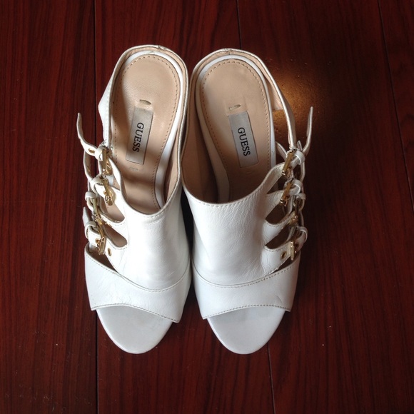 Women's Guess Clarie Buckle Pumps- Sz 5 (M) Used - Picture 2 of 4