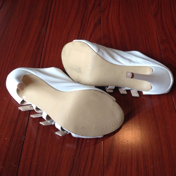 Women's Guess Clarie Buckle Pumps- Sz 5 (M) Used - Picture 3 of 4