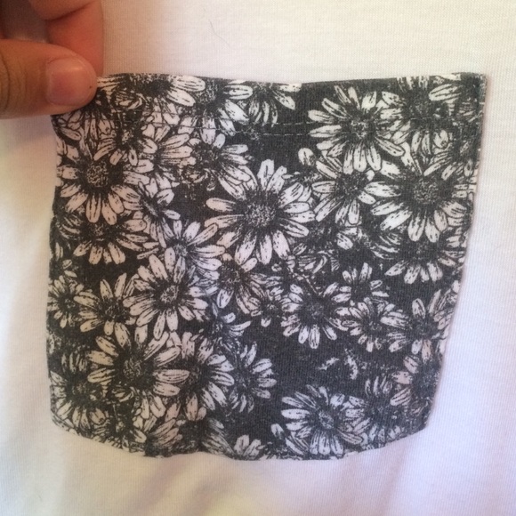 White flower picket shirt! size XS - Picture 2 of 3