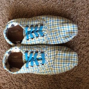 Patterned lace up toms !