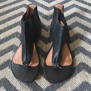 Cute black leather thong Corso Como sandals!