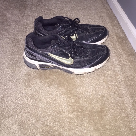 Nike TRI-D black and gold tennies