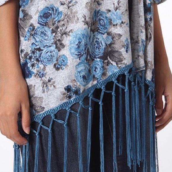 🎀1 SMALL LEFT🎀 Print Cardigan w/ Fringe - Picture 4 of 4