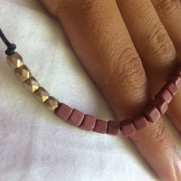 red and gold detail chocker necklace! - Picture 3 of 3