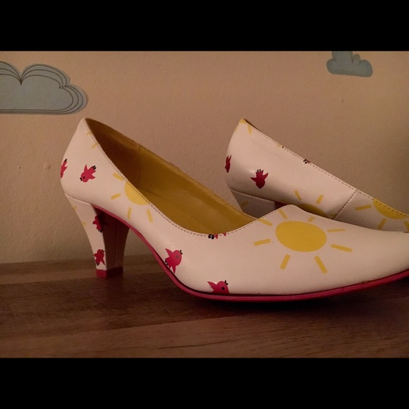 We Who See White Pumps with Bird and Sun Print