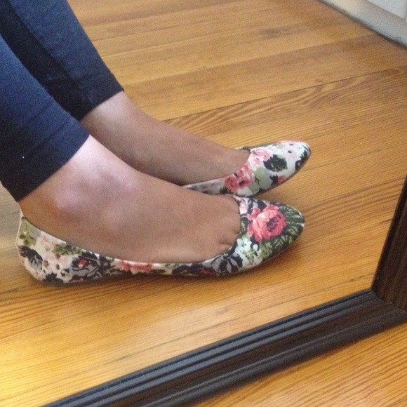 Floral print ballet flat shoes