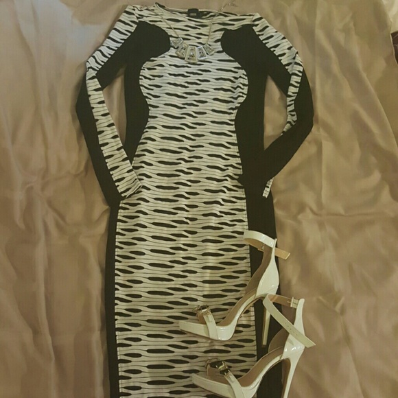 😍Black and white bodycon midi 😍