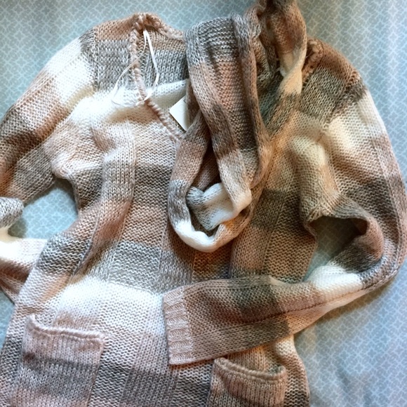 Price drop! 💸⬇️ Sweater with Matching Scarf