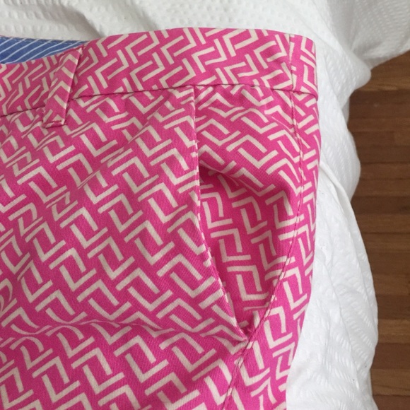 Pink shorts with white design - Picture 2 of 3