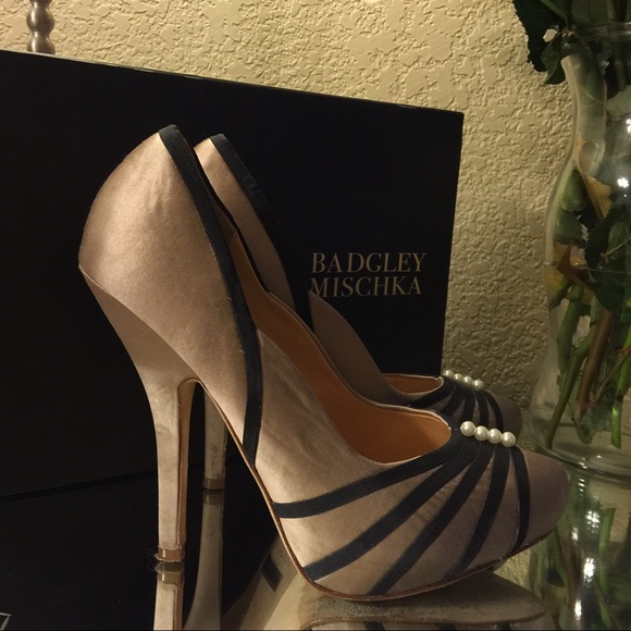 Badgley Mischka Shoes - 💥sale Badgley Mischka Ophelia Pumps