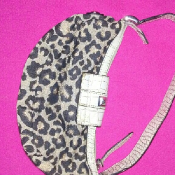 GUESS - Picture 3 of 3