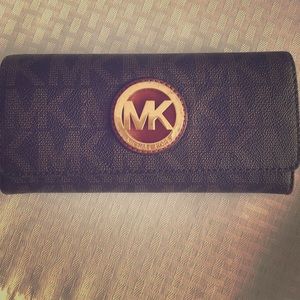 🎉One Day Sale🎉MK Fulton Carryall Card Wallet