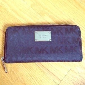 Michael Kors Jet Set Zip Around Continental Wallet