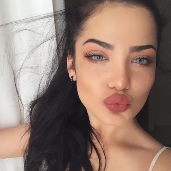 Meet your Posher, Adriana - Picture 1 of 1