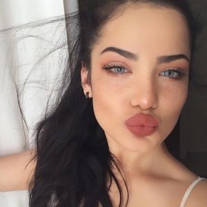 Meet your Posher, Adriana