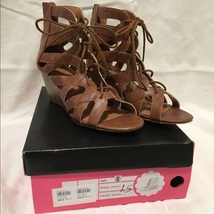 BRAND NEW Brown ankle sandals with small wedge
