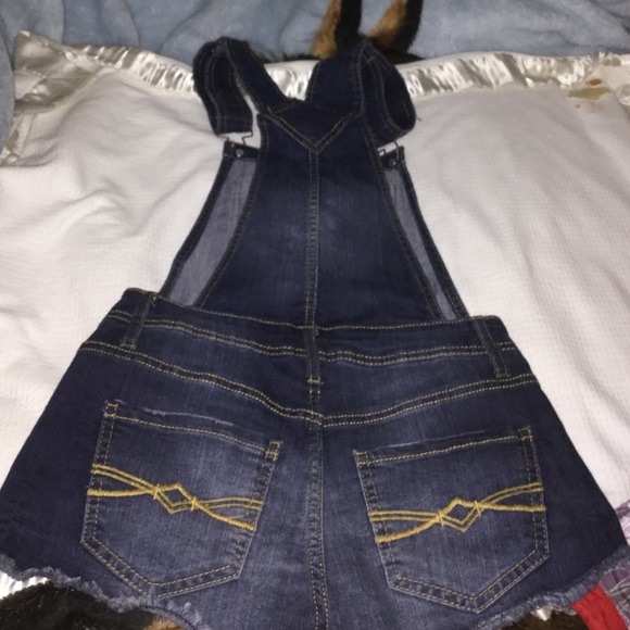 Cute overall shorts - Picture 2 of 4