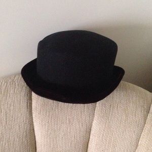 Velvet lined 100 percent wool theatre hat