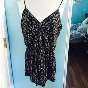⚡️ Forever 21 Black Print Romper ⚡️