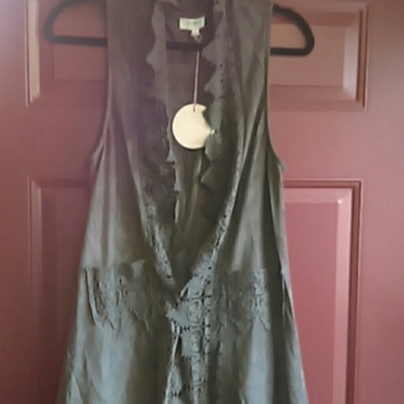 Newest look in vest this fall very soft lace - Picture 2 of 3