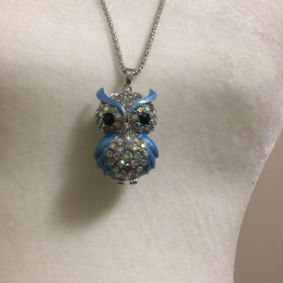 Blue Enamel and Rhinestone Owl necklace - Picture 5 of 8