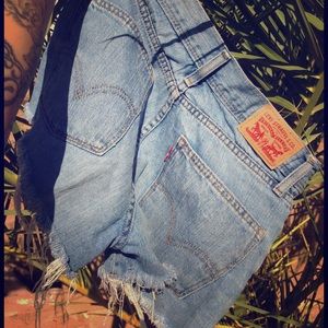 🍑 Vintage High-Waisted Levi Booty Shorts 🍑