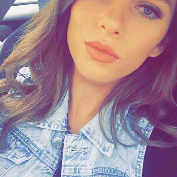 Meet your Posher, Chloé! - Picture 2 of 4