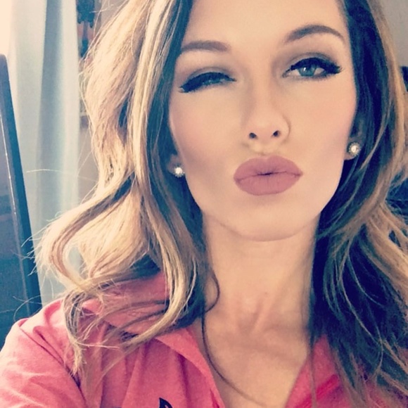 Meet your Posher, Chloé! - Picture 3 of 4