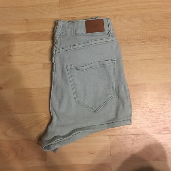 Shorts - Picture 3 of 3