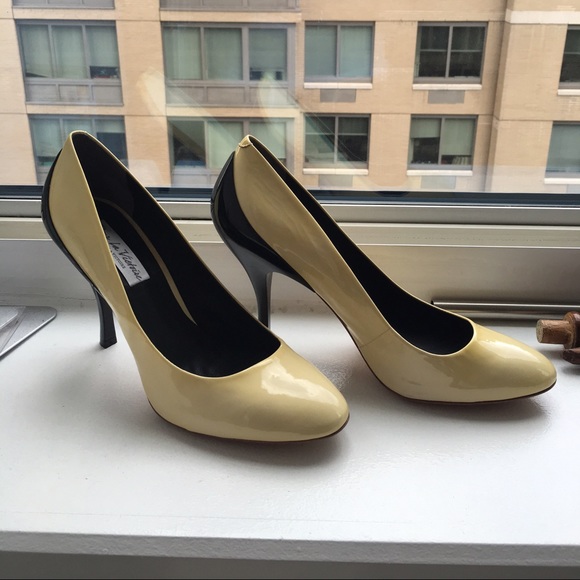 Pour la Victoire yellow and black pumps