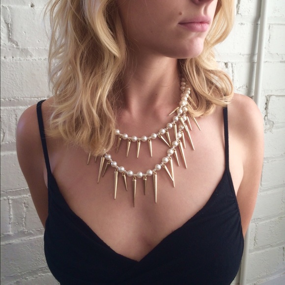 🔪Fierce faux pearl and gold toned spike necklace